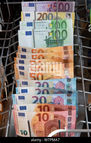 Colonia, Alemania. El 05 de agosto, 2019. Los billetes en euros en un lavavajillas | Uso de crédito en todo el mundo: dpa/Alamy Live News Foto de stock