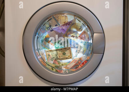 Colonia, Alemania. El 05 de agosto, 2019. EURO, franco suizo y dólar billetes en una lavadora | Uso de crédito en todo el mundo: dpa/Alamy Live News Foto de stock