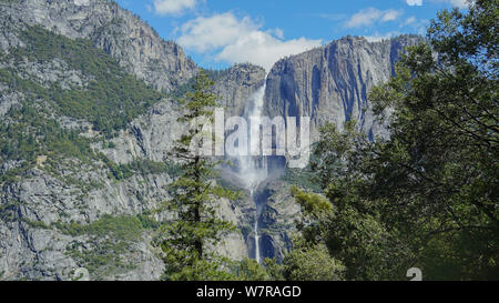 Cataratas de Yosemite, vista desde 4 milla de juicio, el Parque Nacional Yosemite, California, EE.UU. Foto de stock