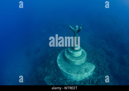 estatua de jesus bajo el agua