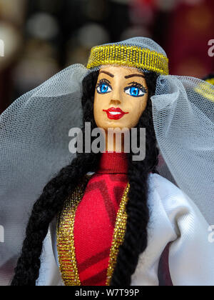 En traditioneller Puppen Kleidung - Souvenir, Batumi, Adscharien - Atschara, Georgien, Europa muñecas en traje tradicional, Batumi, Adzharia, Georgia, EU Foto de stock