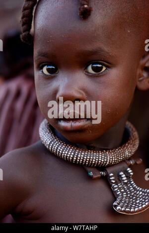 Namibia, Kaokoland. Un joven Himba chica con el traje tradicional. Su ...