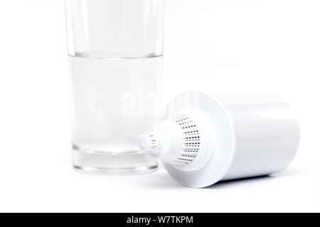 Verter agua en una jarra, aislado en el fondo blanco, trazado de recorte  incluido Fotografía de stock - Alamy