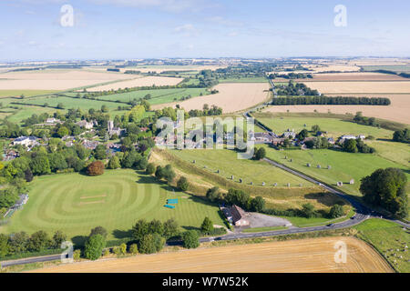 Avebury, Wiltshire, Reino Unido. 6 de agosto de 2019. Imagen aérea de Avebury pueblo entre el círculo de piedra neolítica. Foto de stock