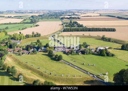 Avebury, Wiltshire, Reino Unido. 6 de agosto de 2019. Imagen aérea de Avebury pueblo entre el círculo de piedra neolítica. Foto de stock