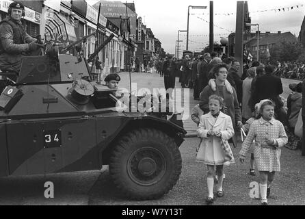 Belfast, Orange Day Parade, el ejército británico vigilará la patrulla de Irlanda del Norte el 1970 de julio. Años setenta Reino Unido. A CARGO DE HOMER SYKES Foto de stock