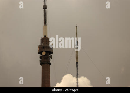 Vista de la transmisión de televisión Emley Moor mástil y su torre temporal durante obras de renovación. Foto de stock