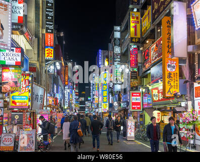 Kabukicho, Tokio. Tiendas y restaurantes por la noche en el distrito de Kabukichō, Shinjuku, Tokio, Japón
