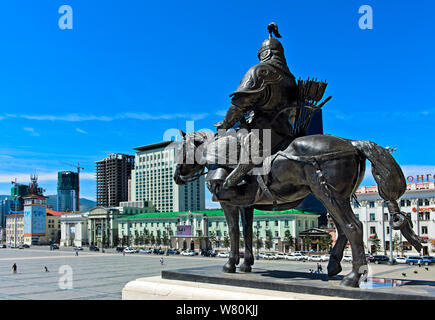 Estatua ecuestre frente al edificio del Parlamento mirando hacia la plaza de Sukhbaatar, Ulaanbaatar, Mongolia Foto de stock