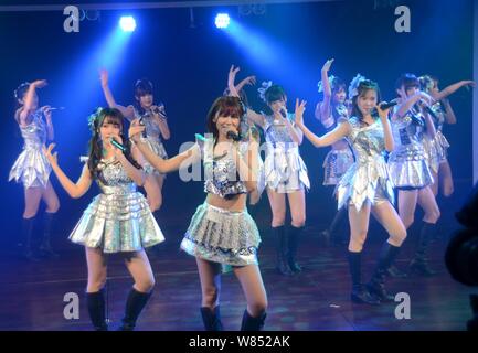 Los miembros del grupo de niña china SNH48 realice en su concierto en Shanghai, China, 7 de septiembre de 2016. Foto de stock