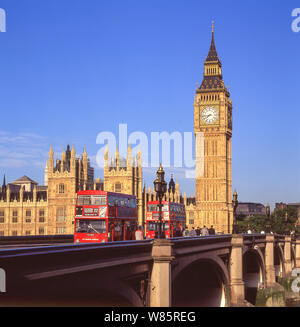 El Palacio de Westminster (Casas del Parlamento) cruzando el río Támesis, la ciudad de Westminster, London, England, Reino Unido