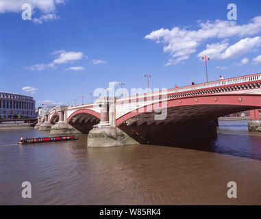 Blackfriars Bridge sobre el río Támesis, en la ciudad de Londres, Inglaterra, Reino Unido Foto de stock
