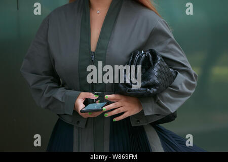 Milán - Junio 15: Mujer con gris y blanco a cuadros Louis Vuitton bolsa  antes de Alberta