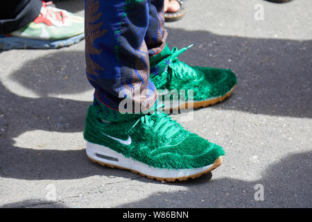 Milán, Italia - Junio 15, 2019: el hombre con zapatillas Nike con pelaje verde antes de Marni Fashion Show, la Semana de la moda de Milán street Fotografía de stock - Alamy