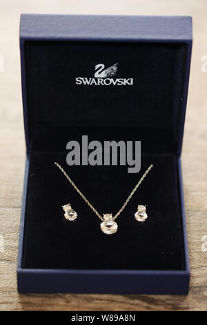 Síguenos Generosidad virtual Collar de corazón con joyas de swarovski fotografías e imágenes de alta  resolución - Alamy