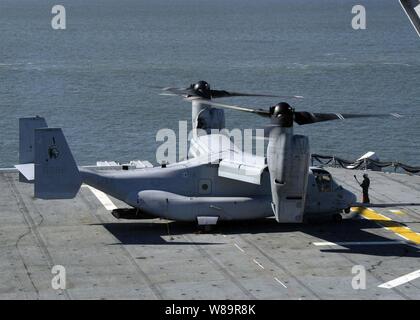 Un Cuerpo de Marines de EE.UU MV-22 Osprey se prepara para despegar de la cubierta de vuelo del buque de asalto anfibio USS Wasp (LHD 1) en la Estación Naval de Norfolk, Virginia, el 2 de noviembre de 2005. La aeronave tiltrotor está programado para reemplazar el envejecimiento CH-46E Sea Knight y tipo CH-53D Mar Stallion helicópteros que actualmente están en servicio. El águila pescadora se asigna a Marine Tiltrotor prueba y evaluación 22 Escuadrón de Marine Corps Air Station New River, Carolina del Norte.