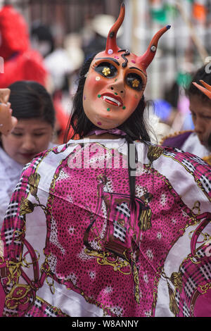 Los participantes en la naturaleza Virgen del Carmen Festival, celebrado en Pisac y Paucartambo, Perú Foto de stock