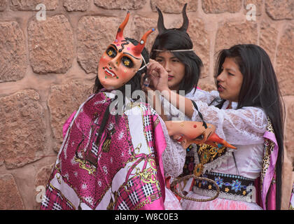 Los participantes en la naturaleza Virgen del Carmen Festival, celebrado en Pisac y Paucartambo, Perú Foto de stock