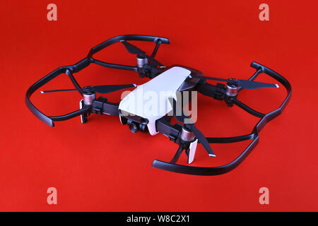 Drone Uav copter aislado sobre fondo rojo. Foto de stock