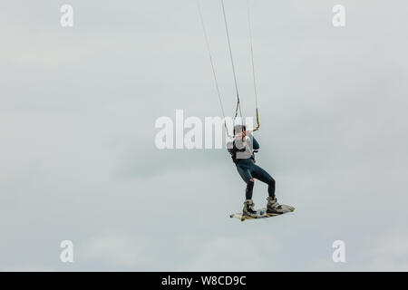 Melbourne, Australia. 9 de agosto, 2019. Un solitario Kite Surfer el clima como Melbourne