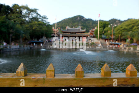 Clavos de madera están instalados en las barandillas alrededor de una piscina en la parte sur del Templo Putuo en Xiamen City, en el sudeste de la provincia de Fujian, China, 16 de septiembre de 2 Foto de stock