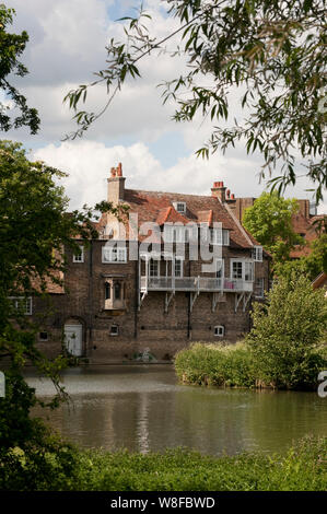 El edificio al lado del río Cam, en la ciudad de Cambridge, Inglaterra. Foto de stock