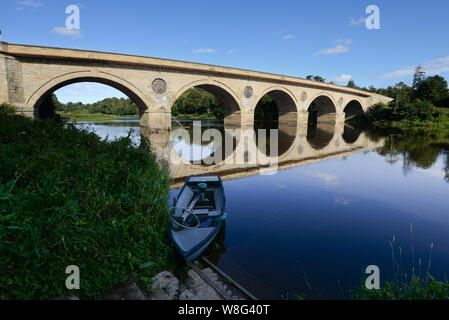 Cruzando el puente de Coldstream Anglo frontera escocesa en el tweed del río Foto de stock