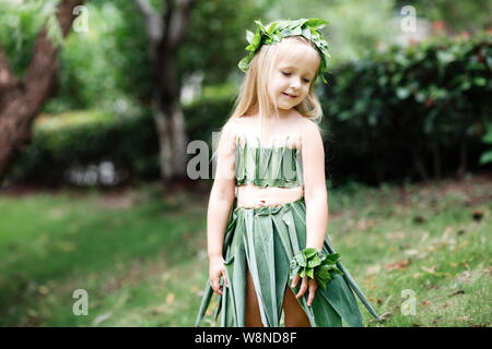 Poco lindo rubia en disfraz de carnaval de pasto verde exterior. kid listo  para la fiesta de Halloween Fotografía de stock - Alamy