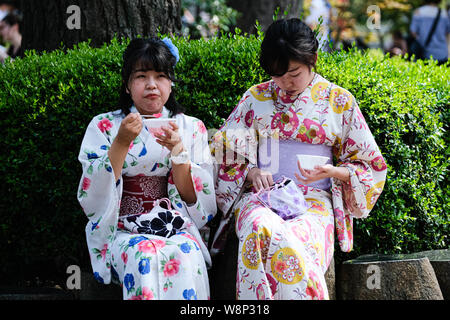 Un par de turistas con yukata (kimono de verano) usando máscara facial protectora caminan en una calle vieja el 24 de septiembre, en Kyoto, Japón. Recientemente, el alcalde de Kyoto emitió