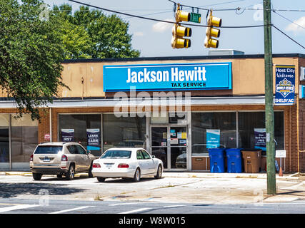 SHELBY, NC, EE.UU., 9 de agosto de 2019: La oficina de la Jackson Hewitt Tax Service. Foto de stock