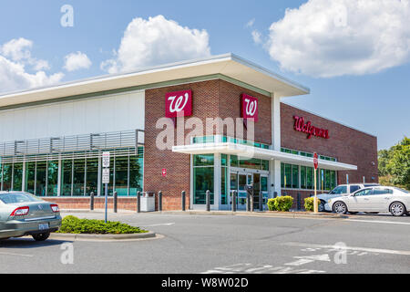 SHELBY, NC, EE.UU., 9 de agosto de 2019: un Walgreens farmacia, edificio y aparcamiento. Foto de stock
