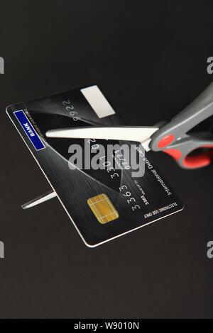Tijeras de corte de tarjetas de crédito Foto de stock