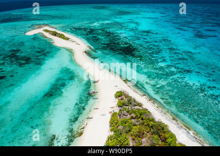 Verdaderamente increíble isla tropical en medio del océano. Vista aérea de una isla con playas de arena blanca y hermosas lagunas Foto de stock