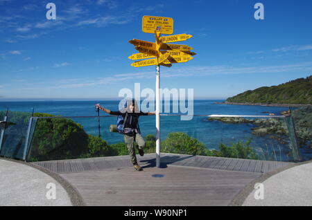 Punto de Stirling signpost. Te Araroa Trail. Bluff. Southland. El sur de la isla. Nueva Zelanda Foto de stock