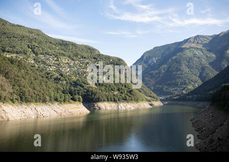 La vista del Lago di Vogorno (lago) de la Represa Verzasca en un día de verano en Gordola, Tesino, Suiza. Foto de stock