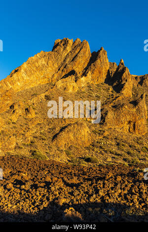Tarde luz sobre formaciones rocosas en el Las Canadas del Teide, Tenerife, Islas Canarias, España
