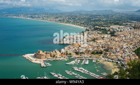 Vista panorámica de Castellamare del Golfo, en la provincia de Trapani, Sicilia Foto de stock