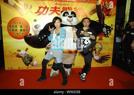 --Archivo-Hong Kong cantantes Eason Chan y Denise Ho plantean durante la ceremonia de estreno de Kung Fu Panda 2 en Hong Kong, China, 13 de julio de 2011. Kung Fu Foto de stock