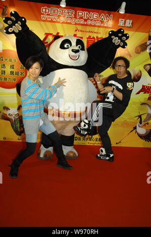 --Archivo-Hong Kong cantantes Eason Chan y Denise Ho plantean durante la ceremonia de estreno de Kung Fu Panda 2 en Hong Kong, China, 13 de julio de 2011. Kung Fu Foto de stock