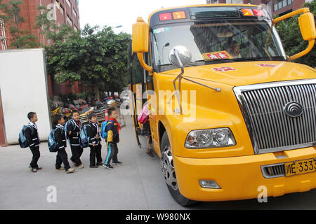 Los alumnos chinos en cola para subirse a un autobús escolar en la ciudad de Luzhou Chinas, al suroeste de la provincia de Sichuan, el 17 de noviembre de 2011. China ha ordenado realizar NAT Foto de stock