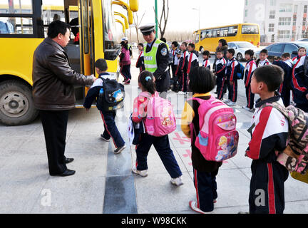 --Archivo-alumnos chinos en cola para conseguir en los autobuses escolares en el condado, Zouping Binzhou Ciudad, East chinas en la provincia de Shandong, el 28 de marzo de 2011. China ha orde Foto de stock