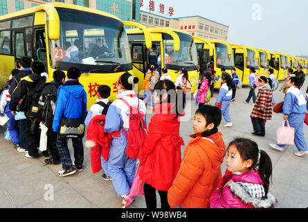 --Archivo-alumnos chinos en cola para conseguir en los autobuses escolares en el condado, Zouping Binzhou Ciudad, East chinas en la provincia de Shandong, el 25 de febrero de 2011. China ha s Foto de stock