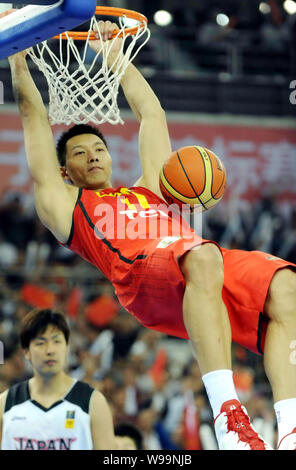 China Yi Jianlian mates contra Japón en su segunda ronda coincidir durante el 26º Campeonato FIBA Asia en la ciudad de Wuhan, provincia de Hubei, Chinas central Foto de stock