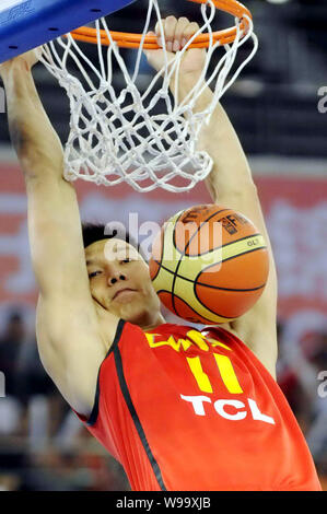 China Yi Jianlian mates contra Japón en su segunda ronda coincidir durante el 26º Campeonato FIBA Asia en la ciudad de Wuhan, provincia de Hubei, Chinas central Foto de stock