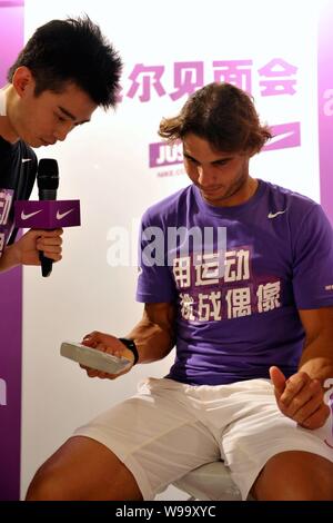 El tenista español Rafael Nadal es entrevistado durante una reunión de fans en Shanghai, China, 10 de octubre de 2011.