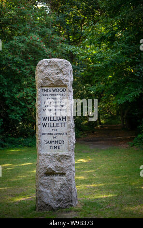 El protagonista del cambio de horario de verano William Willett memorial sundial en madera Petts, Kent, UK