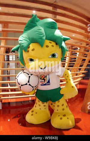 La mascota de la Copa Mundial de la FIFA Sudáfrica 2010 se muestran dentro del Pabellón de África del Sur en el Parque de la Expo Mundial en Shanghai, China, 6 de mayo de 2010 Foto de stock