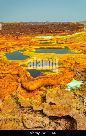 Hermosos pequeños lagos de azufre Dallol, Etiopía. Depresión de Danakil es el lugar más caluroso de la tierra en términos de temperaturas medias durante todo el año. Es als Foto de stock