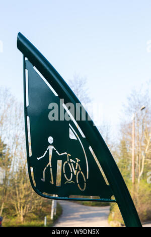 Signo de la ruta peatonal y ciclista en el parque francés Foto de stock