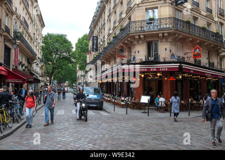 Restaurantes y cafés en la intersección de la Rue de la Harpe y Rue Saint-Sevérin en el Barrio Latino, en París, Francia Foto de stock